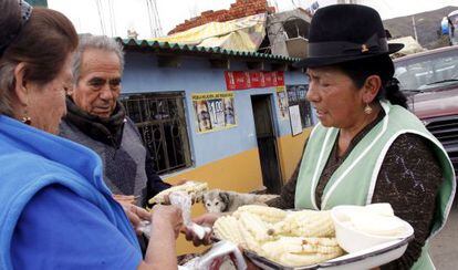 Una ecuatoriana vende ‘choclos’ (maíz cocinado) en Zumbahua.