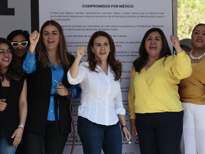 Cecilia Patrón Laviada, Alma Carolina Viggiano y Adriana Díaz, durante la firma del decálogo de compromisos electorales de Va por México, este martes en Ciudad de México.