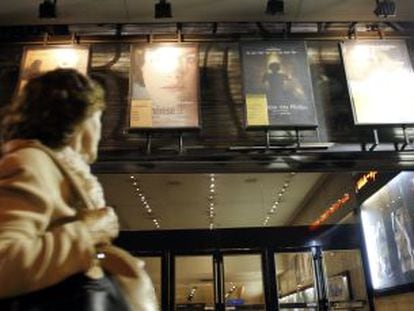 Una mujer pasa delante de los cines Renoir de Cuatro Caminos.