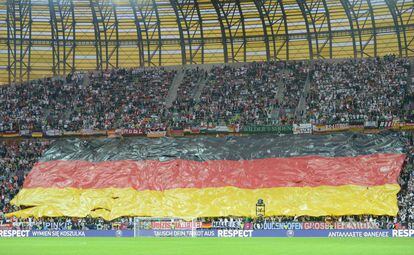 La grada donde se encuentra la afición alemana despliega una bandera gigante.