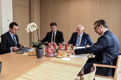 Desde la izquierda, el primer ministro de Kosovo, Albin Kurti, el representante especial de la UE en el diálogo entre Belgrado y Pristina, Miroslav Lajcak, el alto representante para la Política Exterior de la UE, Josep Borrell, y el presidente de Serbia, Aleksandar Vucic.