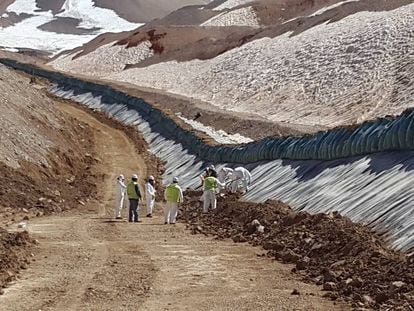 Empleados de Barrick reparan una ca&ntilde;er&iacute;a en Veladero.