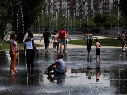 Varias personas se refrescan en el parque Madrid Río el 15 de junio de 2017.
