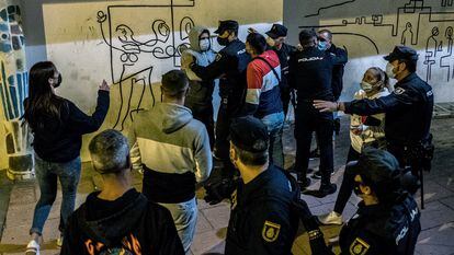 Vecinos del Barrio de La Isleta se enfrentan policías durate protesta contra migrantes en Las Palmas, Gran Canaria. 30 Enero 2021. Foto Javier Bauluz