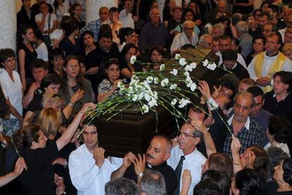 El féretro del obispo Luigi Padovese es portado por compañeros y fieles, el lunes en Hatay (Turquía).