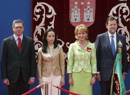 En la tribuna que ha presidido el desfile, de izquierda a derecha: el alcalde de Madrid, Alberto Ruíz-Gallardón; la ministra de Vivienda, Beatriz Corredor; la presidenta de la Comunidad, Esperanza Aguirre; y el presidente del PP, Mariano Rajoy