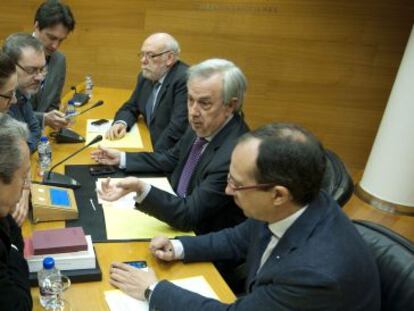 Los diputados de los grupos hablan con el presidente de la comisión, Rafael Maluenda