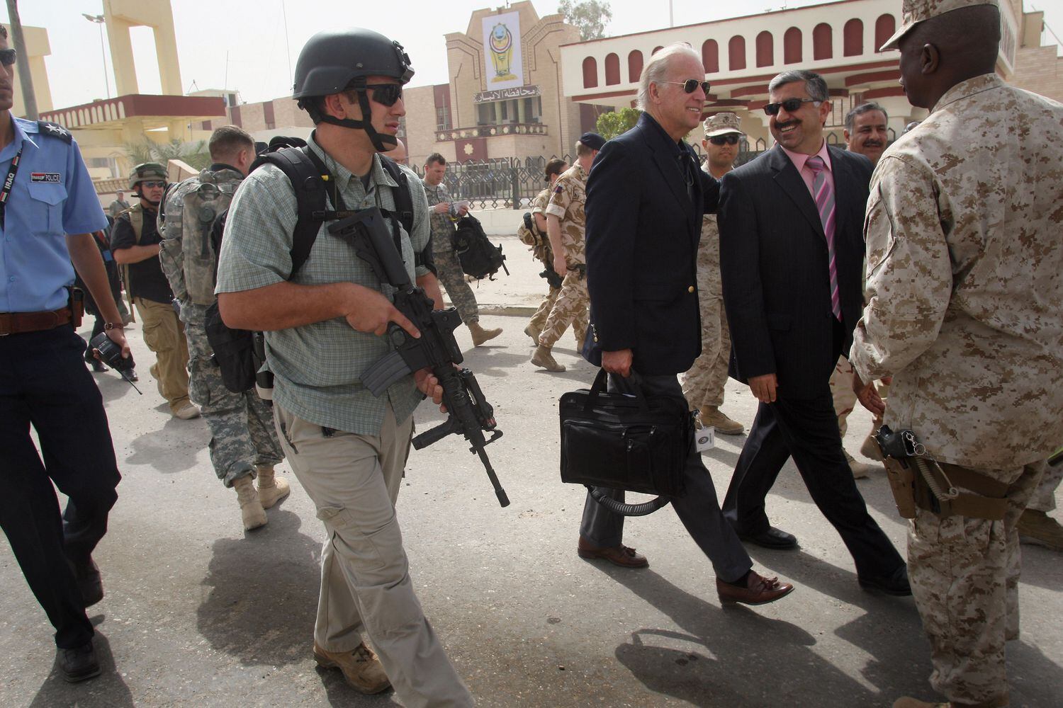 Durante una visita a la ciudad iraquí de Ramadi en 2007. Biden presidía en aquel momento la Comisión de Asuntos Exteriores del Senado.