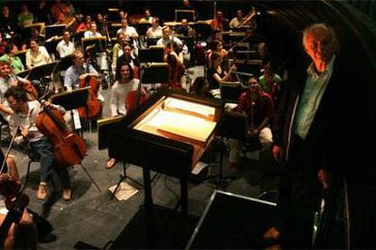 El director Lorin Maazel con sus músicos.