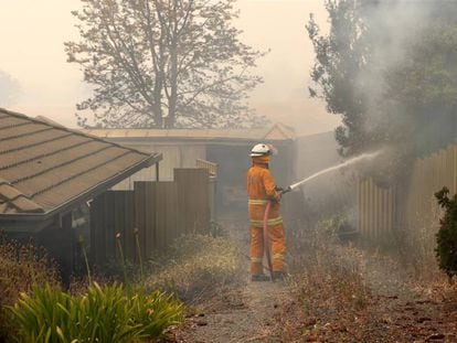 Un bombero en Adelaida, Australia, este viernes.