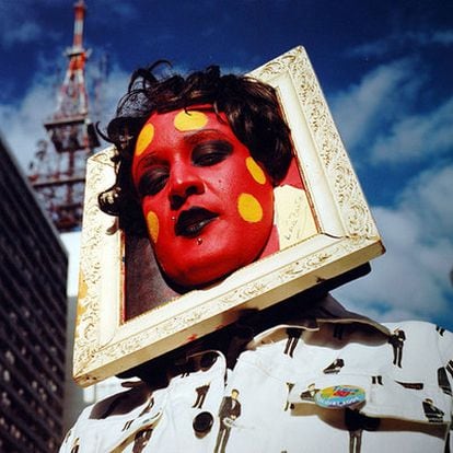 La foto pertenece a la serie <i>Parada Gay,</i> que retrata a personajes de esta fiesta que salen por las calles de São Paulo para reafirmar su derecho a ser lo que quieren ser.