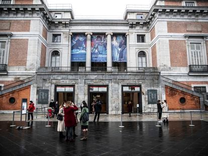 Varias guías se colocan frente a las taquillas del Museo del Prado, el pasado viernes.