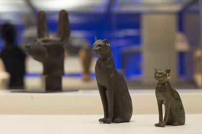Figuritas de gatas en una aleaciión de cobre (669-332. a. C.)