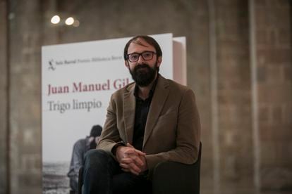 Juan Manuel Gil, Premio Biblioteca Breve con su libro "Trigo Limpio" de la Editorial Seix Barral.