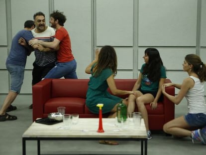 De izquierda a derecha, Fele Mart&iacute;nez, Juan Carlos Vellido, Gorka Otxoa, Melani Olivares, Carmen Ruiz y Manuela Velasco, en un ensayo 
 de la obra.