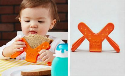 Este artilugio para sujetar el sándwich de tu hijo facilita que le sea más fácil comer solito.