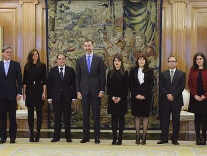 El rey King Felipe VI (C) posa para una foto de grupo durante la recepci&oacute;n que hoy ha ofrecido a la Federaci&oacute;n Nacional de Asociaciones de Trabajadores Aut&oacute;nomos (ATA) en el Palacio de la Zarzuela, en Madrid.