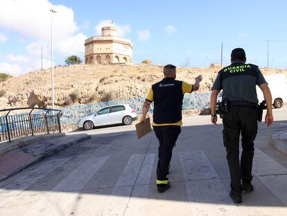 Un agente de la Guardia Civil acompañaba el jueves a un cartero en el reparto por el barrio Reina Regente de Melilla.