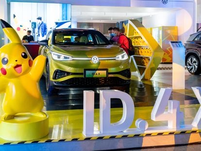 Vehículo eléctrico de la marca Volkswagen, en una feria de Shanghái, el 29 de abril.