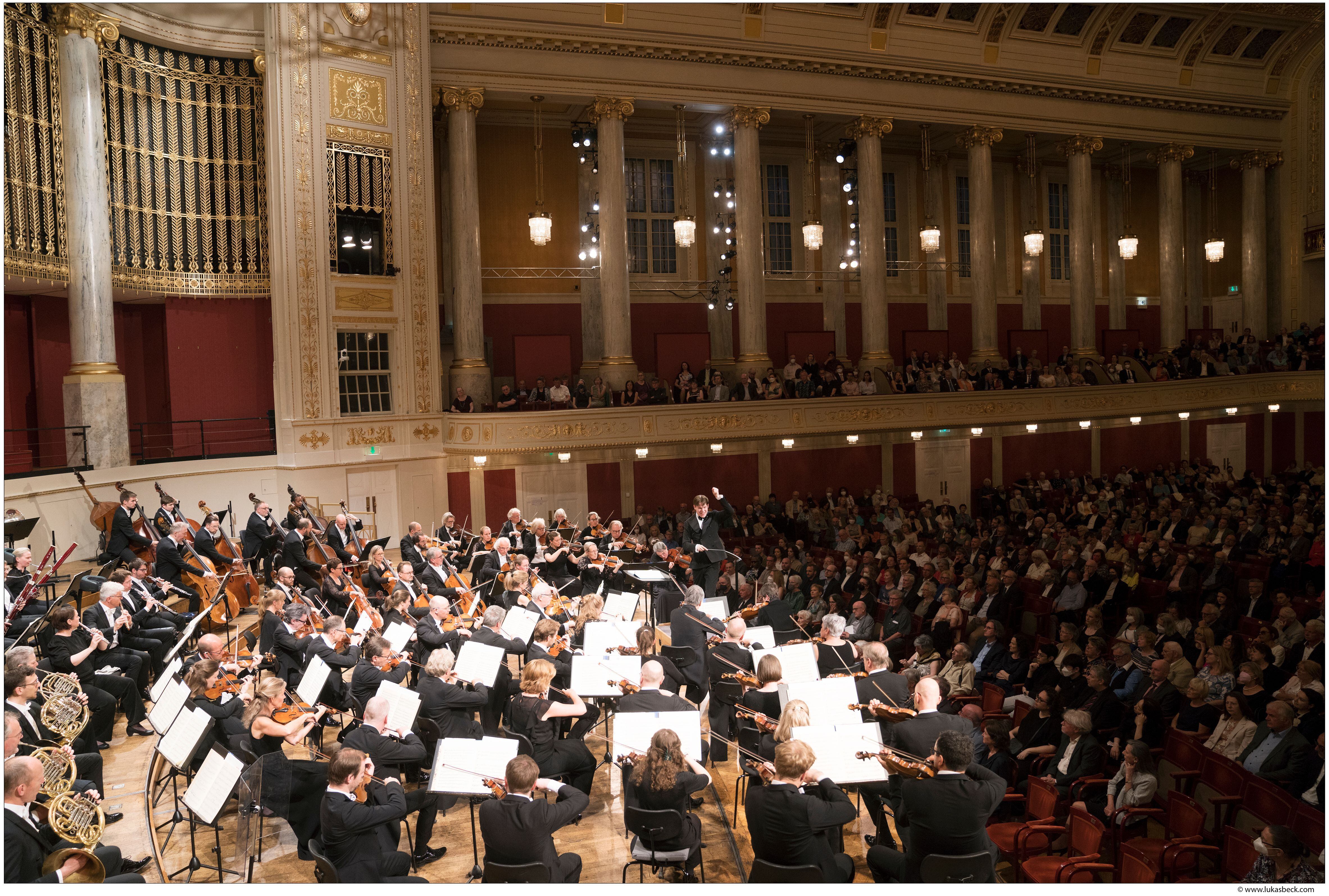 Integrantes de la Filarmónica de Oslo bajo la dirección de Klaus Mäkelä (de pie) durante su concierto en el Konzerthaus, el pasado domingo.