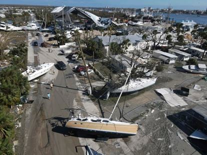 Boats stranded after being dragged by the hurricane in Fort Myers Beach (Florida).