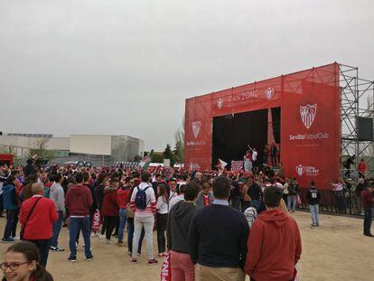 Aficionados del Sevilla en la Fan Zone de su equipo.