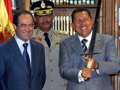 El entonces ministro de Defensa, José Bono, y el presidente venezolano, Hugo Chávez, en Toledo en 2004.