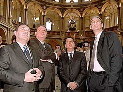 Jordi Dagá, Xabier Irala, Pedro Ferreras y Ángel Mullor, máximos responsables de la SEPI y de Iberia, contemplan el panel de la Bolsa de Madrid.