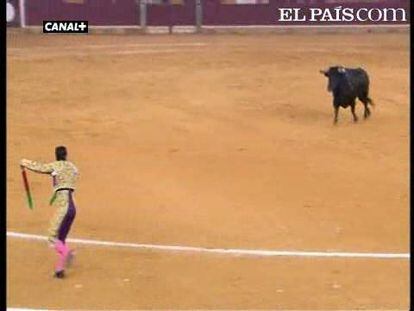 Dos toros buenos hubo en la corrida de Salvador Domecq y los dos los enlotó un Cid, que abrió la puerta grande de Zaragoza, por segunda vez en lo que va de feria. El Fandi y Talavante se marchan sin trofeos. <a href=" http://www.elpais.com/toros/feria-del-pilar/"><b>Vídeos de la Feria del Pilar</b></a>