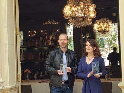La ganadora y el finalista del premio de novela histórica Edhasa, Herminia Luque y José Manuel Aparicio, hoy en Barcelona.