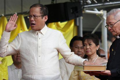 Benigno Aquino jura su cargo como nuevo presidente de Filipinas en una ceremonia en Manila.