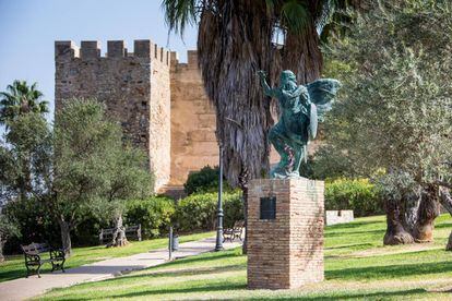 Una escultura de Ibn Marwan, fundador de Badajoz, en la alcazaba árabe.