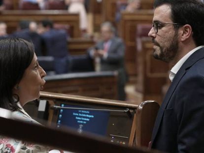 La portavoz del PSOE, Margarita Robles, conversa con Alberto Garz&oacute;n, de Unidos Podemos.