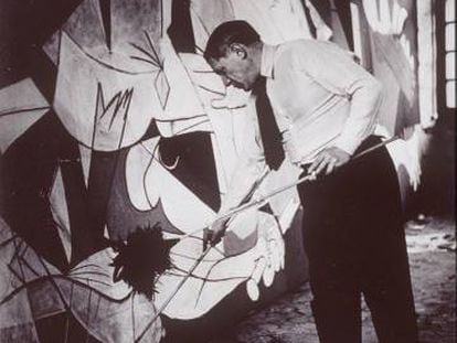 Fotografía tomada por Dora Maar a Picasso en el taller del pintor durante la elaboración del 'Guernica'.