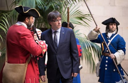 El president de la Generalitat, Carles Puigdemont, rep la Coronela i els Miquelets la Diada del 2016.