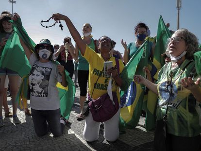 Mujeres rezan durante una manifestación de apoyo a Bolsonaro, este domingo en Río de Janeiro.