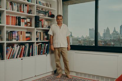 El escritor indio Suketu Mehta, fotografiado en el apartamento de Manhattan en el que vive.