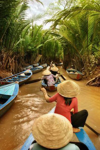 Barcas en un canal del delta del Mekong.