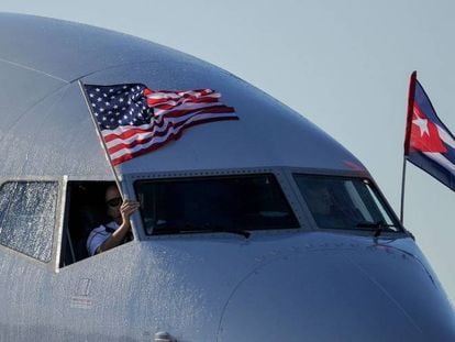 Un avión de la compañía American Airlines con las banderas de Cuba y Estados Unidos a su llegada al aeropuerto de La Habana. Foto de archivo.
 