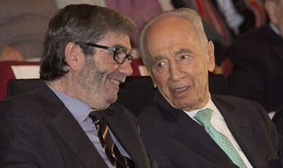 Mu&ntilde;oz Molina charla con el presidente israel&iacute; Sim&oacute;n Peres tras recibir el premio Jerusal&eacute;n.