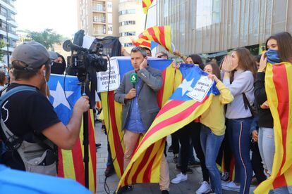 Un periodista de La Sexta es rodeado por varios manifestantes independentistas en el exterior de la Delegación de la Generalitat en Girona.