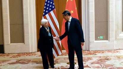 La secretaria del Tesoro de EE UU, Janet Yellen, con el viceprimer ministro chino, He Lifeng.