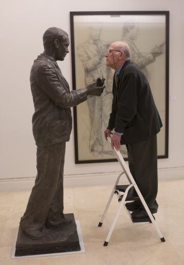 Julio López, frente a su escultura de Lorca que se expone en la Real Academia de Bellas Artes de San Fernando.