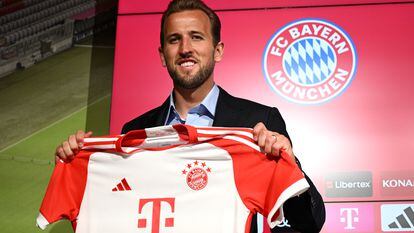 Harry Kane, el fichaje más caro de la historia del Bayern de Múnich, en su presentación con el club bávaro.