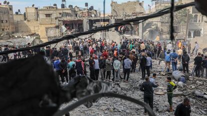 Labores de búsqueda y rescate tras un ataque aéreo israelí este sábado en Jan Yunis.