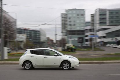 Un coche electrico circula por el centro de Tallin, Estonia.