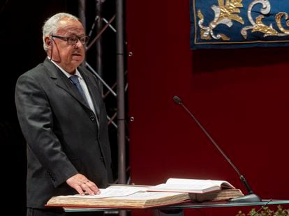 El consejero de Cultura y Turismo, Gonzalo Santonja, jura su cargo como consejero en la toma de posesión del Gobierno de Castilla y León, el 20 de abril de 2022, en Valladolid.