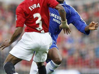 Evra pelea el balón a Obi Mikel.