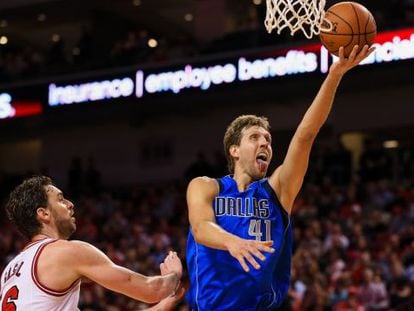 Nowitzki se dispone a anotar, ante Pau Gasol.