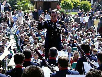 Francisco Grau dirige la orquesta de la Guardia Real en 1999.